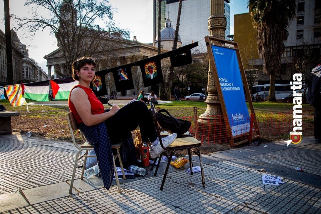 No está solo quien estudia. FOTO: Matías Rosingana.