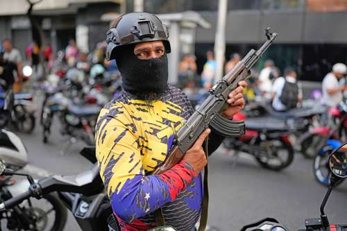 ▲ En la capital venezolana marcharon integrantes de la guardia civil bolivariana en apoyo al gobierno.