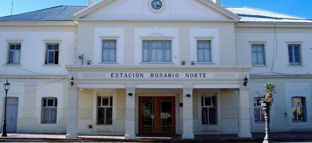 Las suspensiones de los servicios de pasajeros afectan particularmente a las poblaciones intermedias entre Rosario y Buenos Aires, que pierden la posibilidad de tener un medio de transporte confiable y barato.