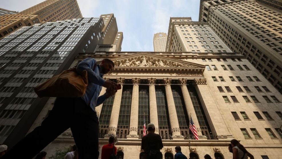 Según reportes, Anthropic aspira a alcanzar una valoración en bolsa de alrededor de 2 billones de dólares cuando sus acciones se hagan públicas.