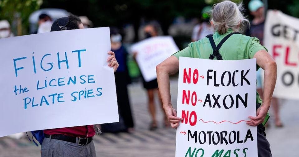 Protesta en EEEU contra las cámaras Flock, cuyo uso masivo por parte de la policía y entidades privadas genera intensos debates sobre la privacidad y el rastreo ciudadano.