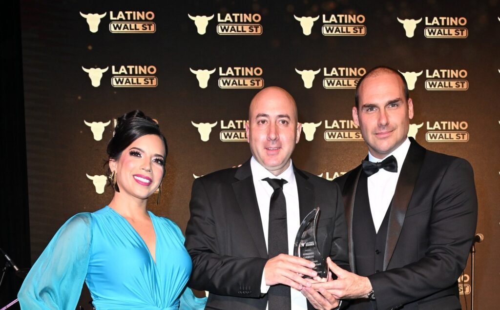 Imagen compartida en redes por Cerimedo en la Gala Hispana en Mar-A-Lago tras recibir el premio al consultor politico del año, en febrero de 2026. 